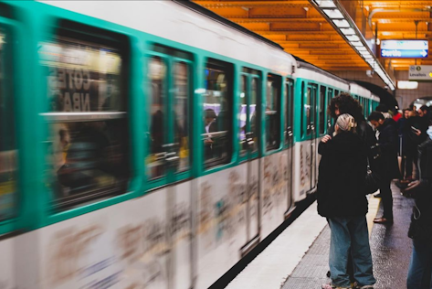 Numéro 303 • Flou Parisien by Petit Loup Production