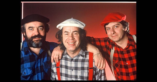 Vendeurs d'alcool déguisés en bûcherons canadiens se pétant les bretelles