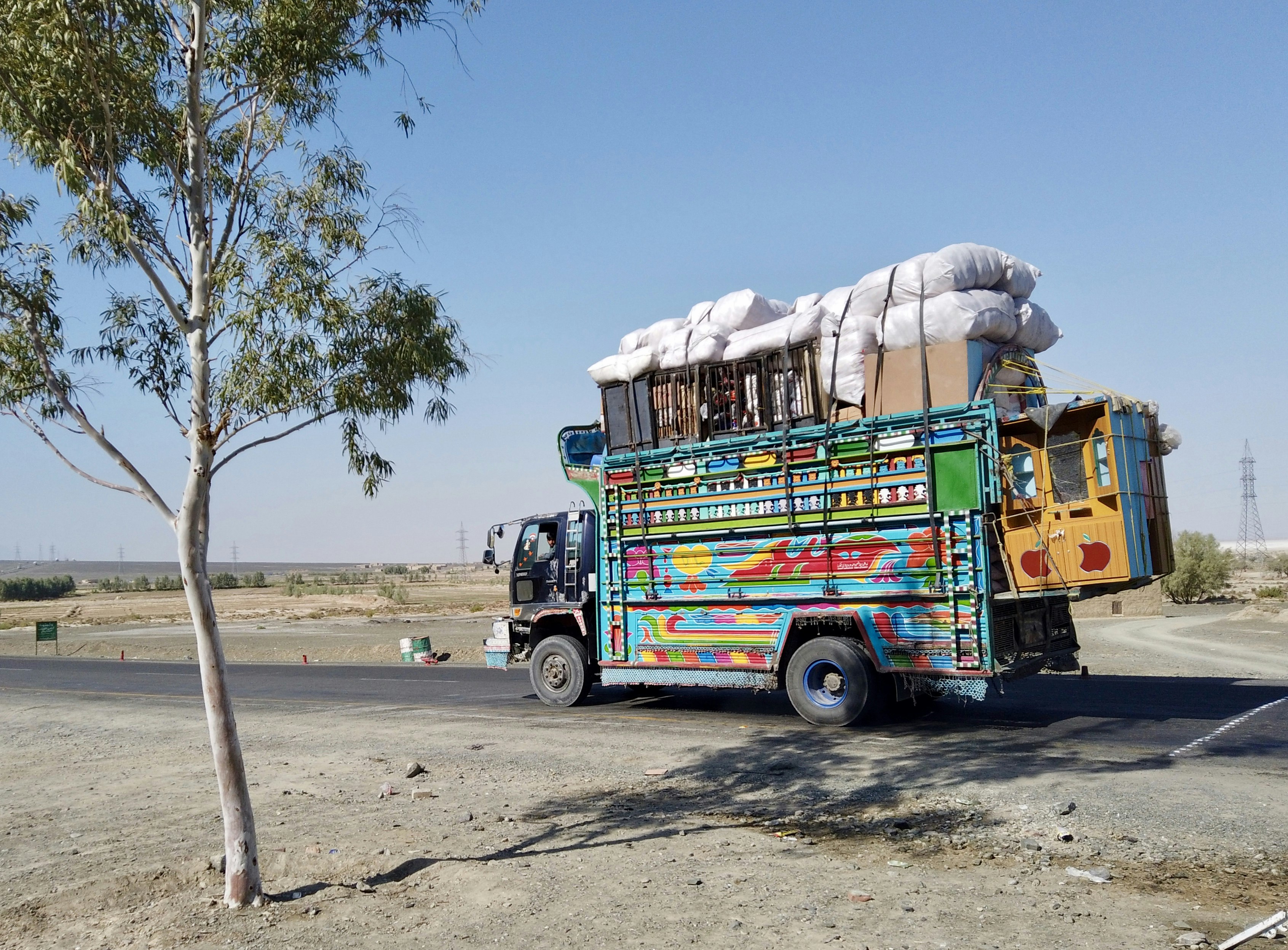 Les beaux camions pakistanais (souvent légèrement surchargés)