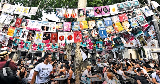 Spécialité avignonnaise : l'étendoir à affiches... très utile si vous séchez sur le choix d'un spectacle.