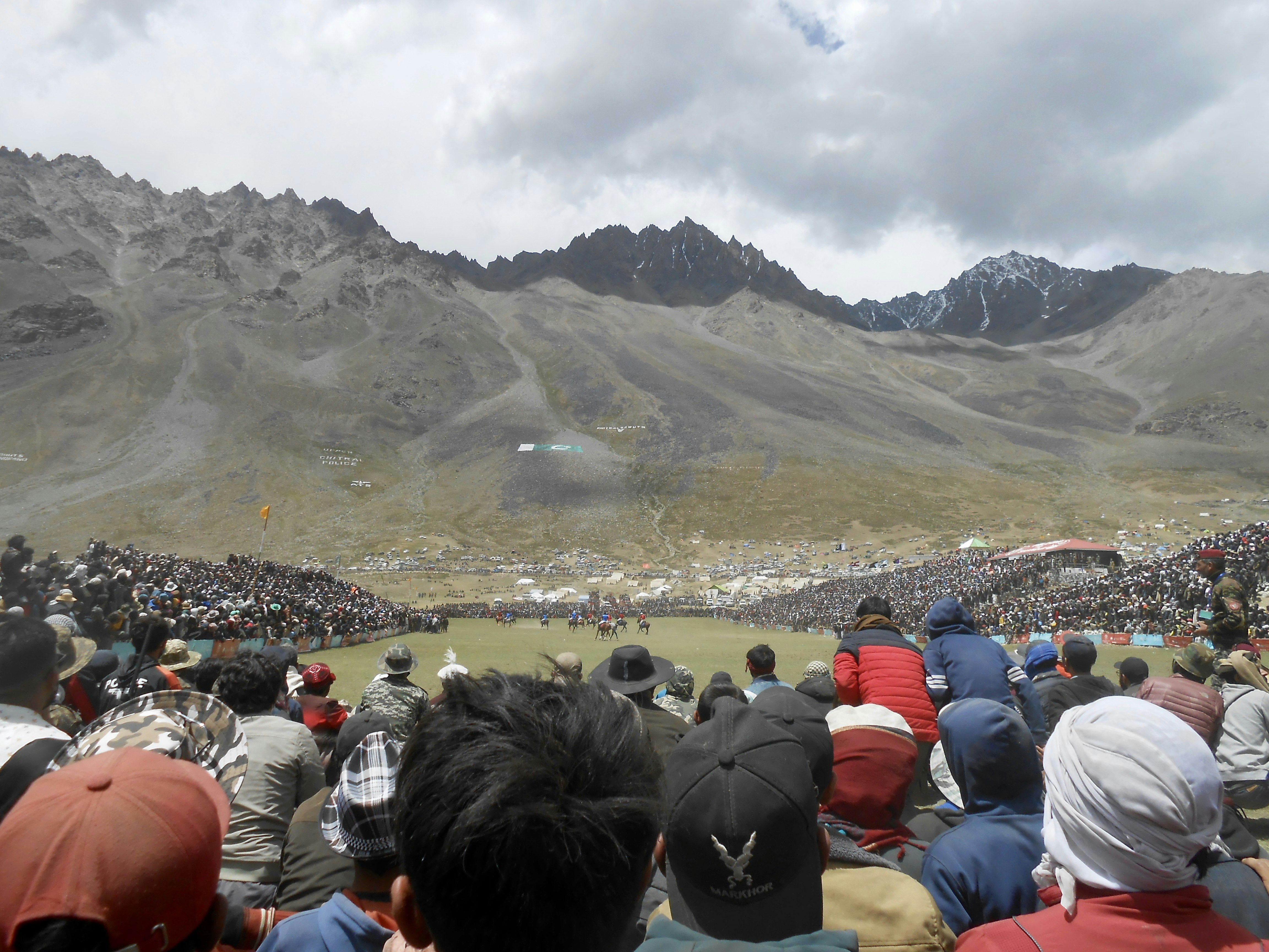 Le stade de Shandur et, à l'arrière plan, son village de tentes