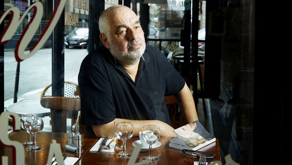 Philippe Jaenada au Bistrot Lafayette, son quartier général © Léa Crespi