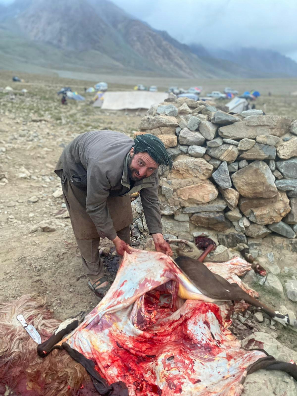 L'un des bouchers s'affaire sur la peau d'une vache (je vous ai épargné les images les plus trash)