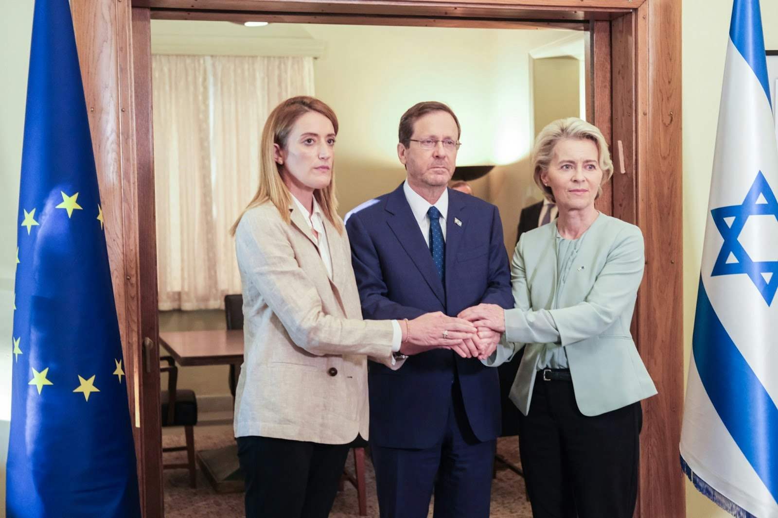 Roberta Metsola, Isaac Herzog (président d’Israel) et Ursula von der Leyen à Tel-Aviv © Commission européenne