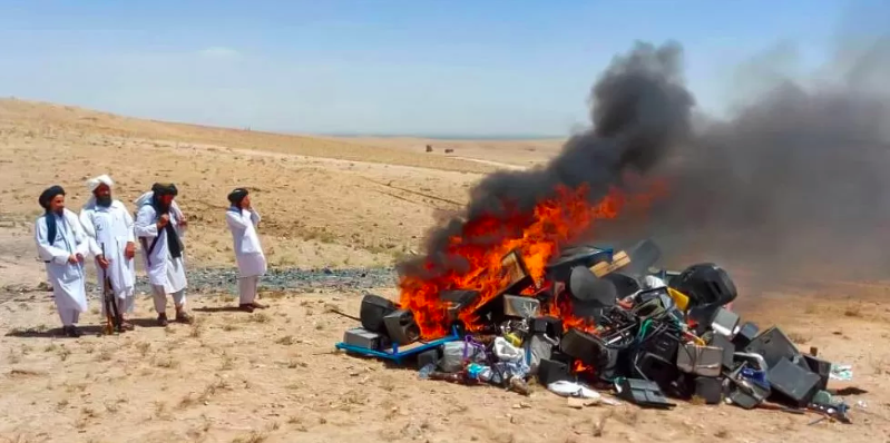 Autodafé musical dans le désert, près d'Herat