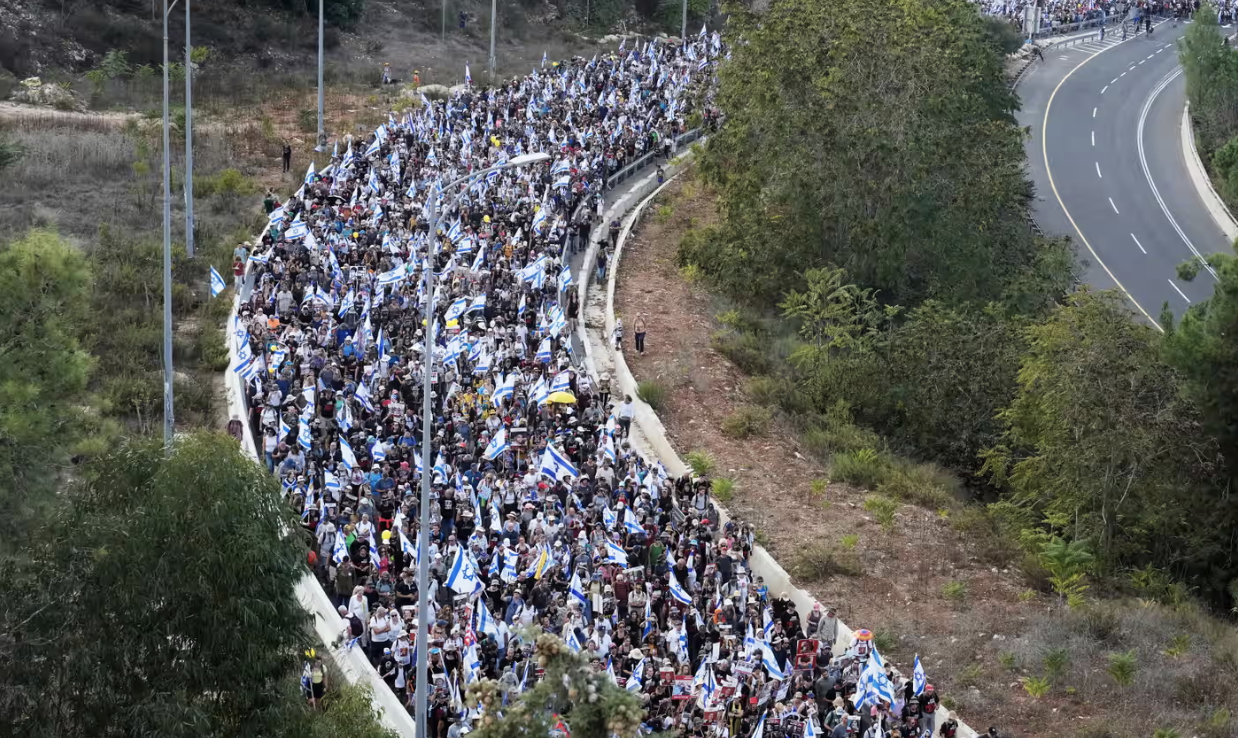 Des milliers d'Israéliens ont marché vers Jérusalem, dans l'espoir d'accélérer le retour des otages. Photo: Christopher Furlong/Getty Images