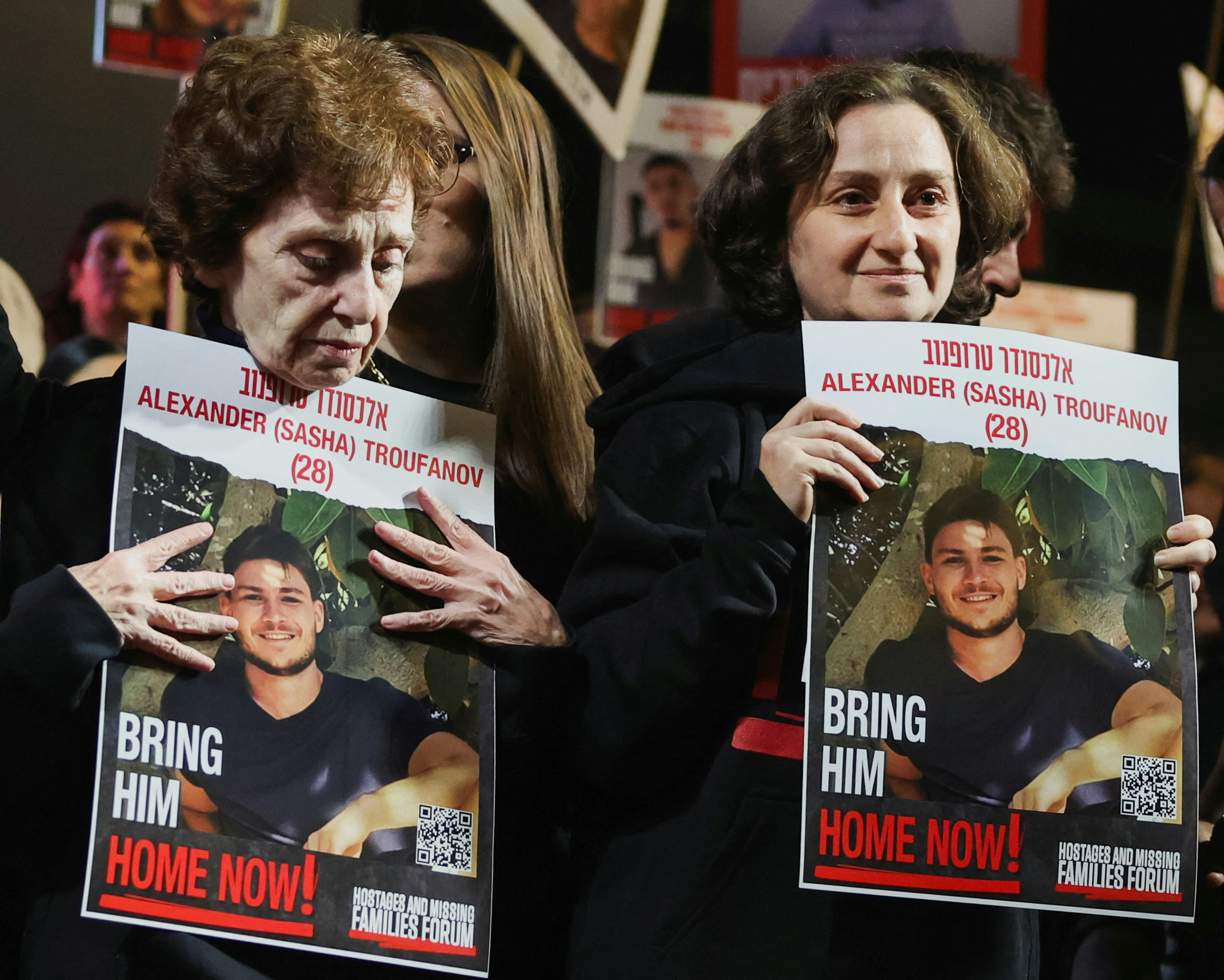 Relâchées par le Hamas, Irena Tati et sa fille Yelena Trupanov, lors d'une manifestation à Tel Aviv. Photo: Athit Perawongmetha/Reuters