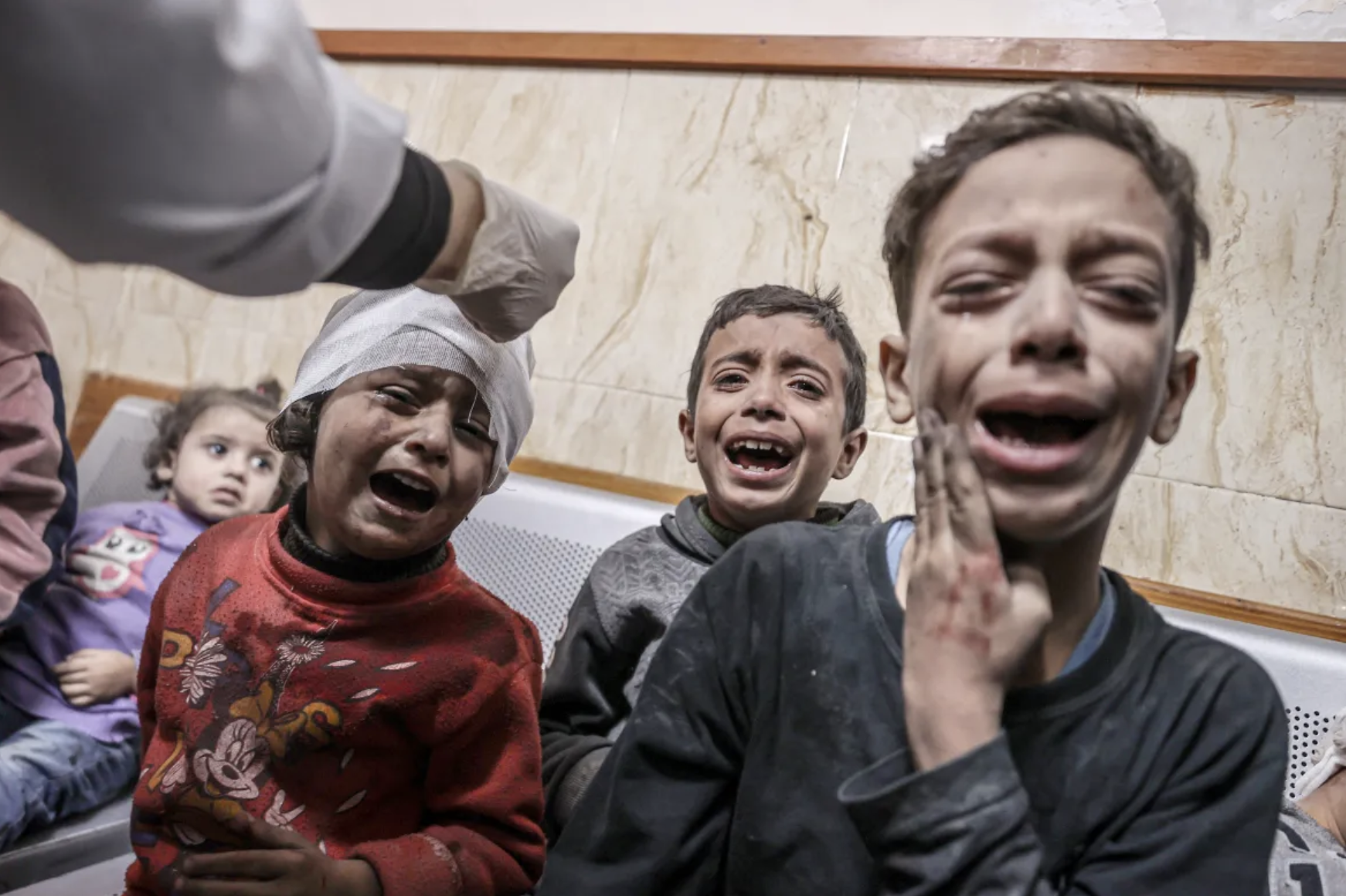 Des enfants blessés, à l'hôpital des martyrs d'al-Aqsa de Deir el-Balah, dans la bande de Gaza. Photo: Ali Jadallah/Anadolu Agency