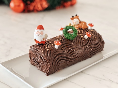 Dis ? Tu sais pourquoi il sourit le Père Noël qui est sur la bûche ? Ben parce qu'il sait qu'il va se faire lécher le Q à la fin de repas !