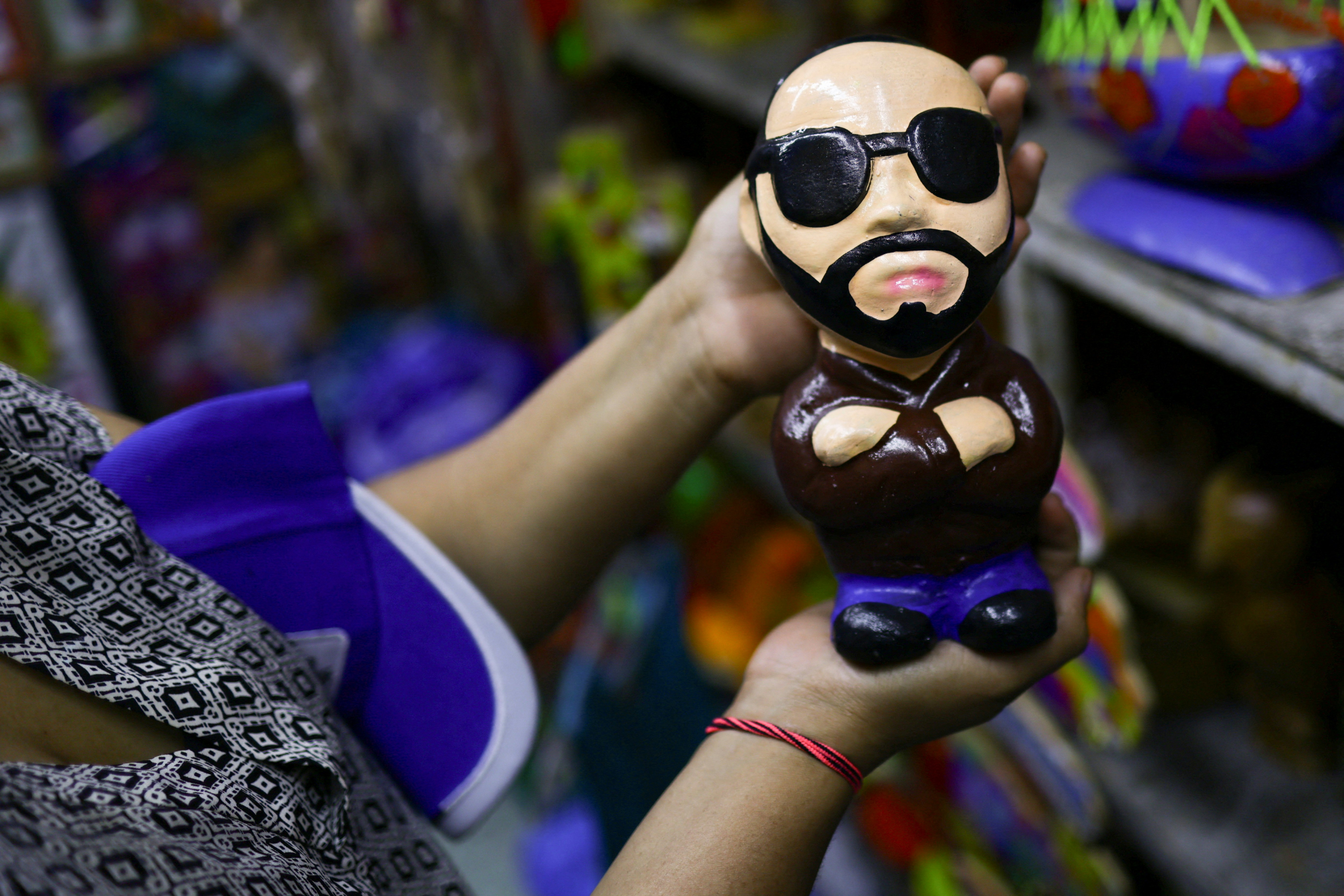 Une figurine à l'effigie du président Nayib Bukele dans un commerce de San Salvador, le 3 février 2024. Photo: Jose Luis Gonzalez, Reuters