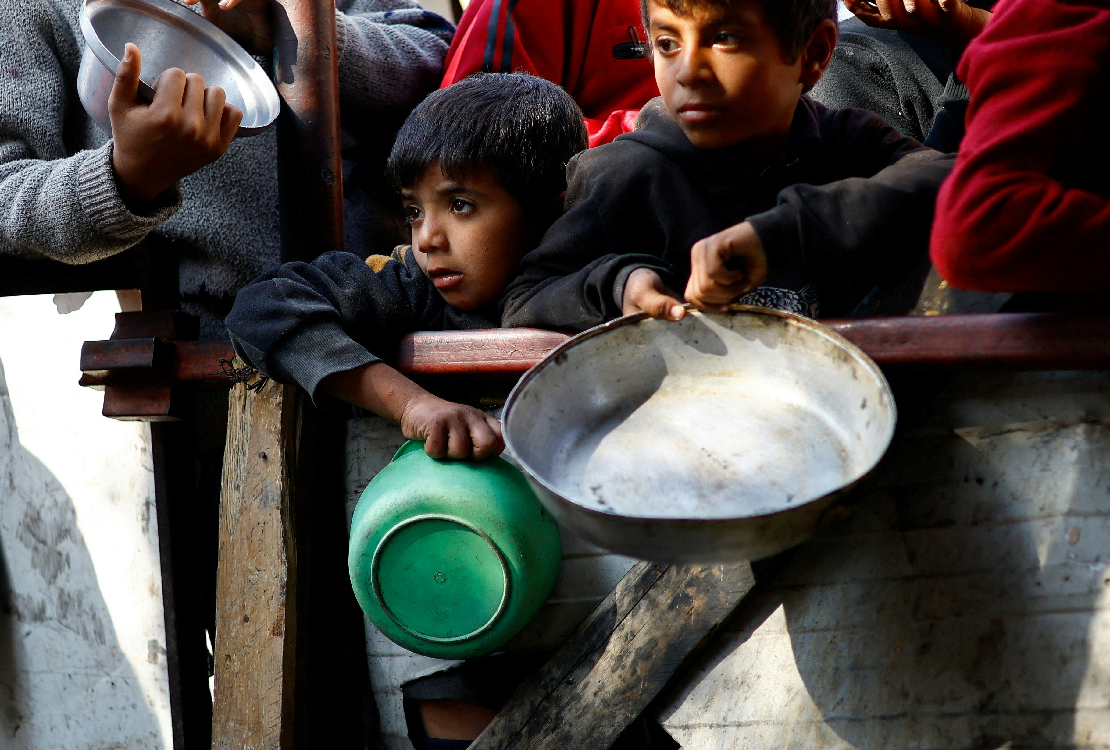 De jeunes Palestiniens attendant une distribution d'aide alimentaire à Rafah, le 16 janvier 2024. Photo:  Ibraheem Abu Mustafa/Reuters