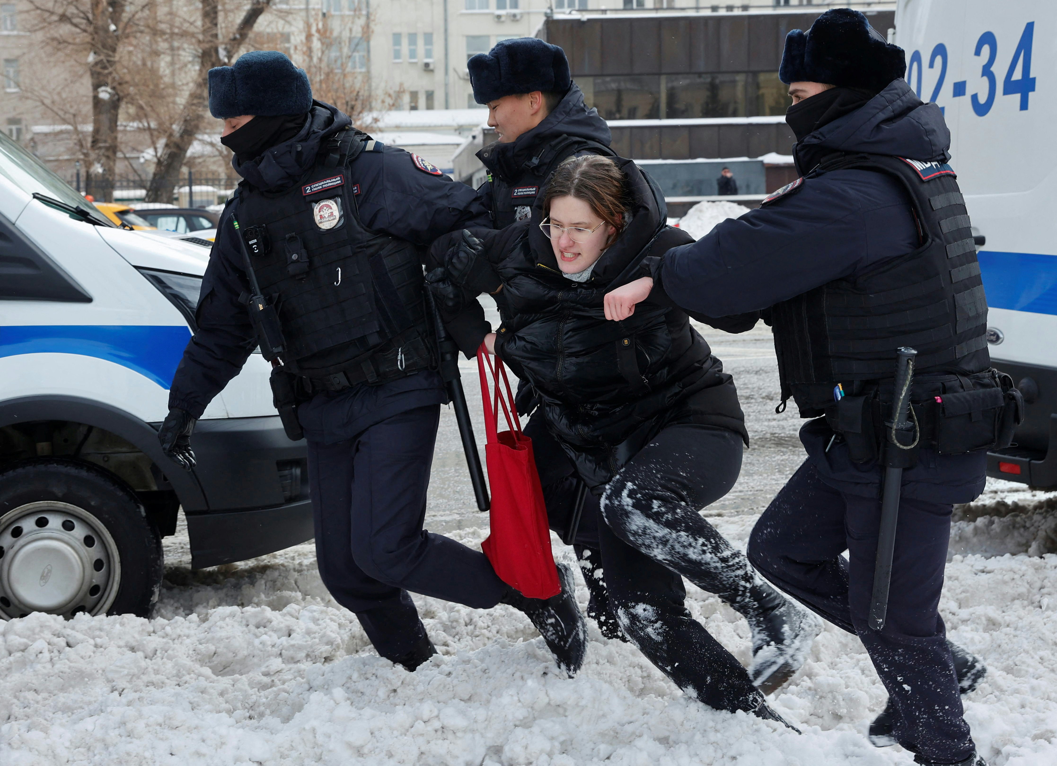 Arrestation près d'un monument aux victimes de la répression politique à Moscou, le 17 février 2024. Photo: Reuters.