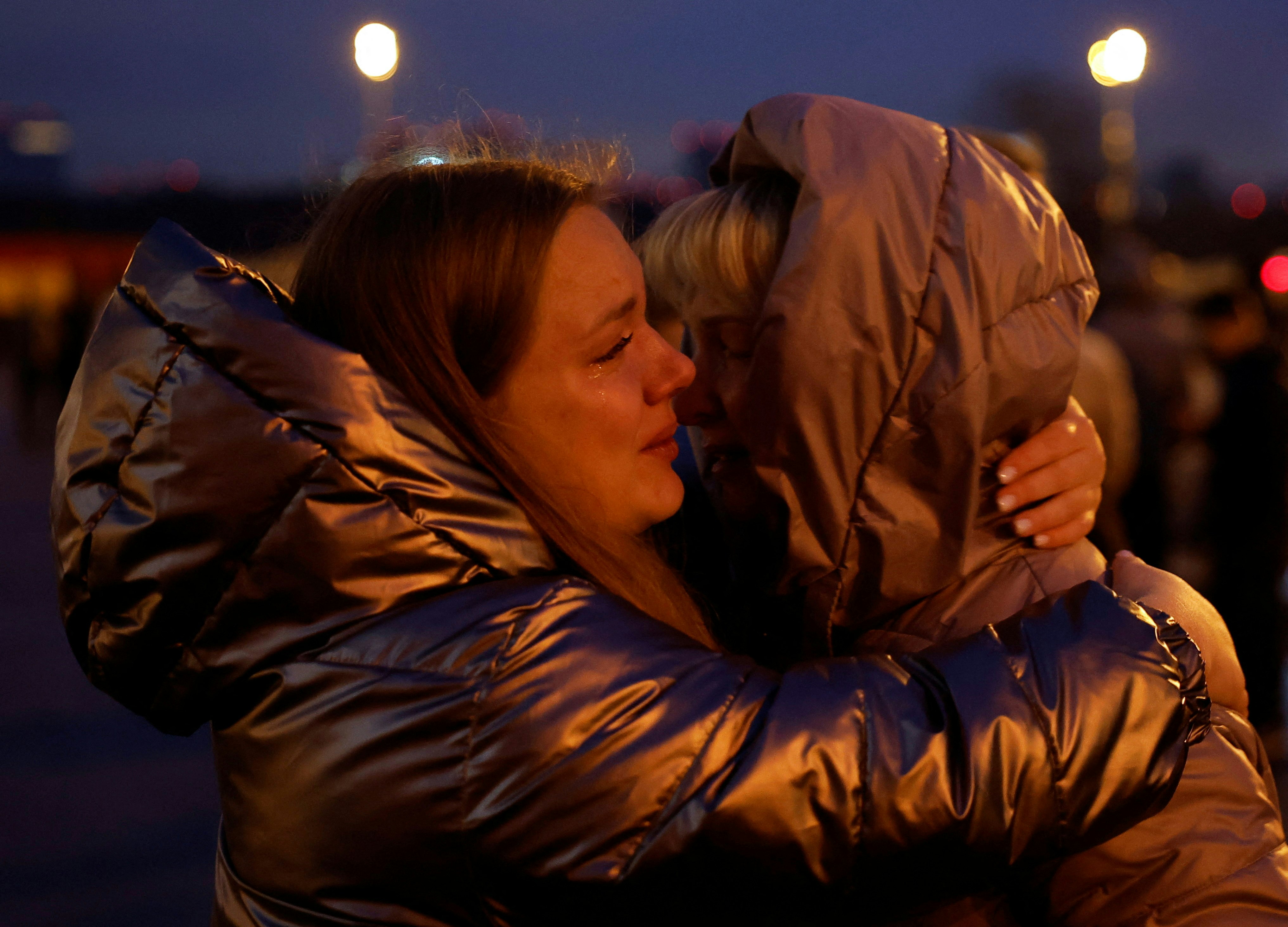 Deux femmes près du Crocus City Hall de Moscou, le 23 mars 2024. Photo Maxim Shemetov / Reuters