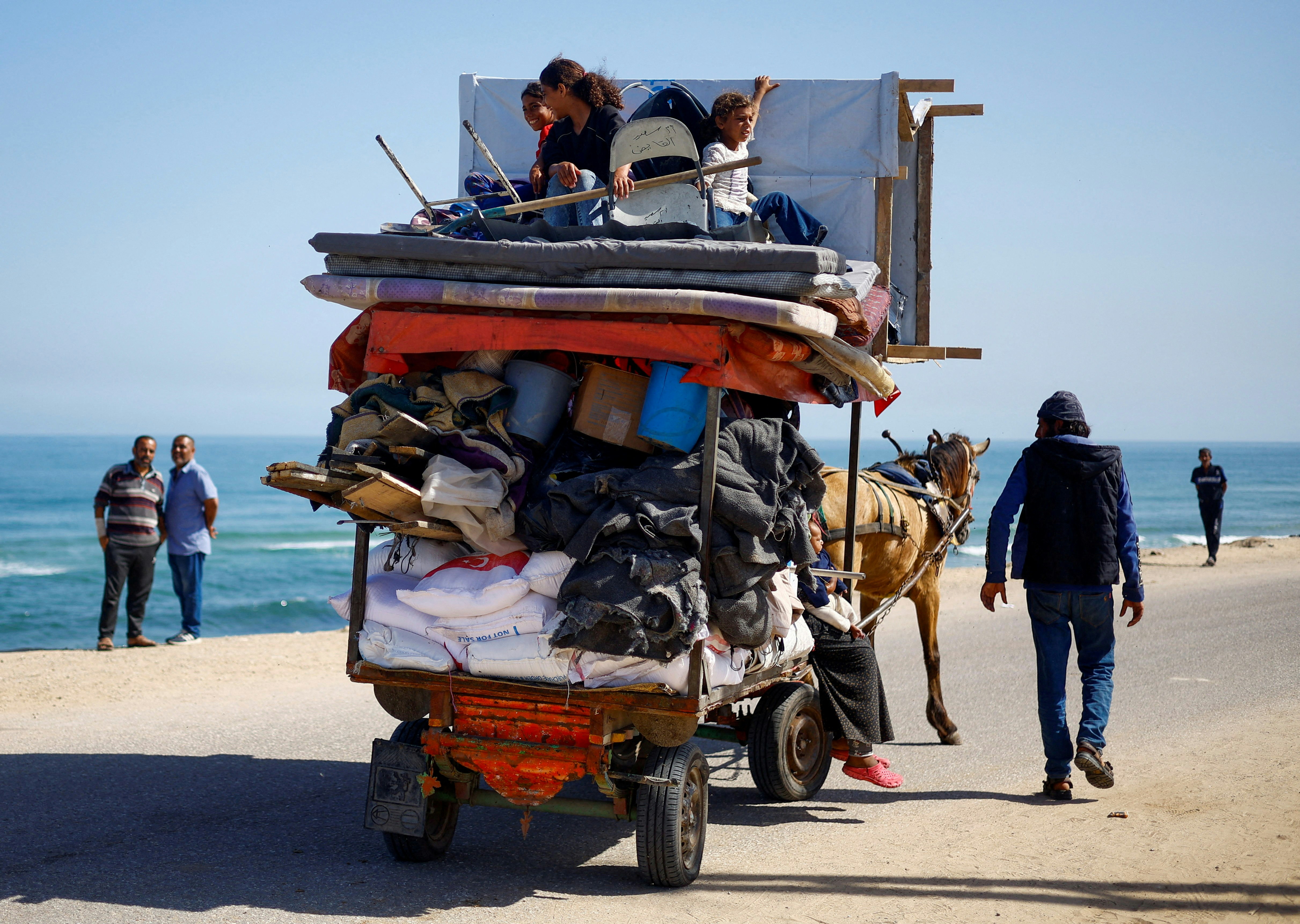 Des Palestiniens fuyant Rafah après le début de l'offensive israélienne sur la ville. Le 9 mai 2024. Photo: Mohammed Salem / Reuters