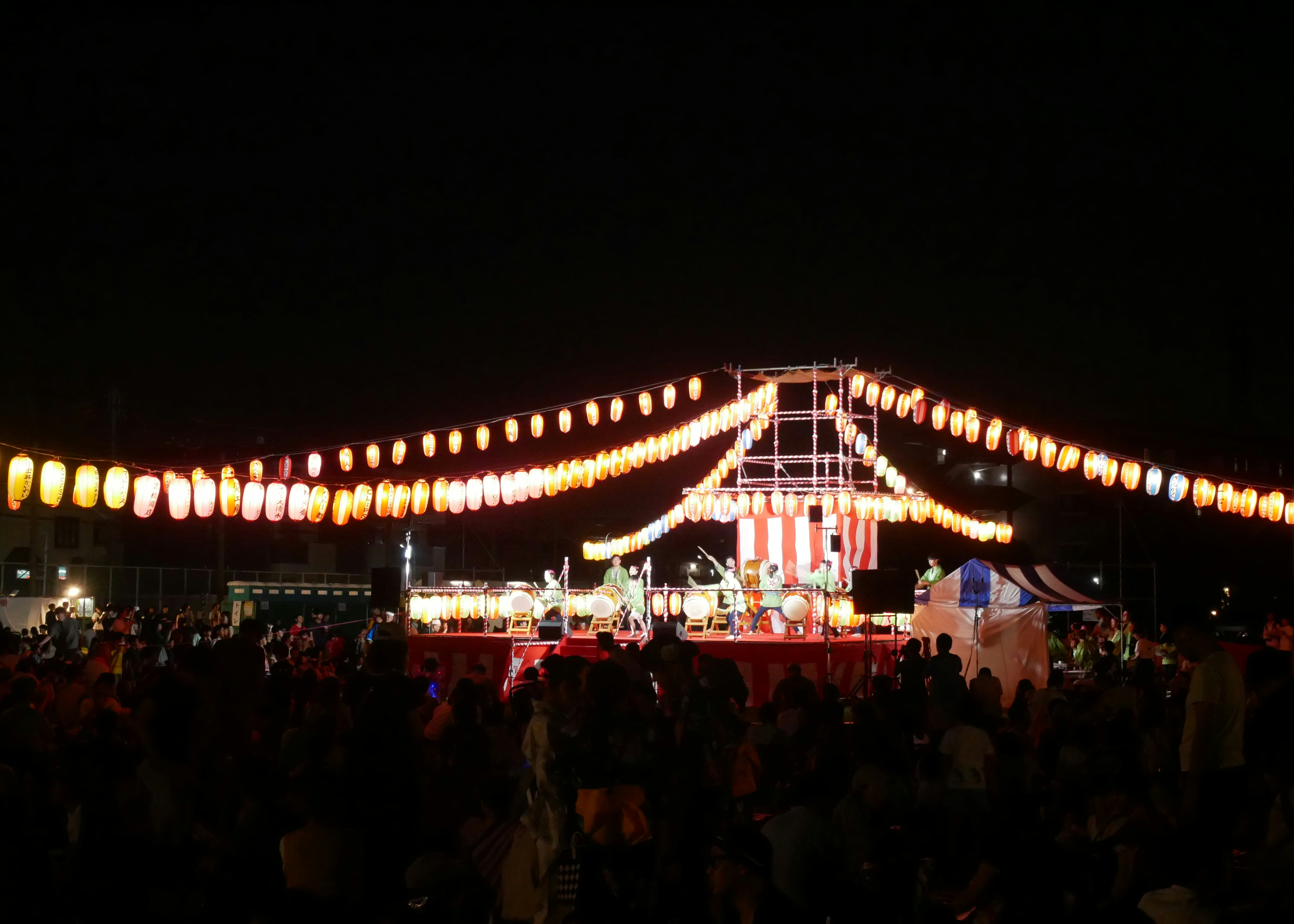 Matsuri avec concert de Taiko par un club local. Vraie ambiance fête de village !