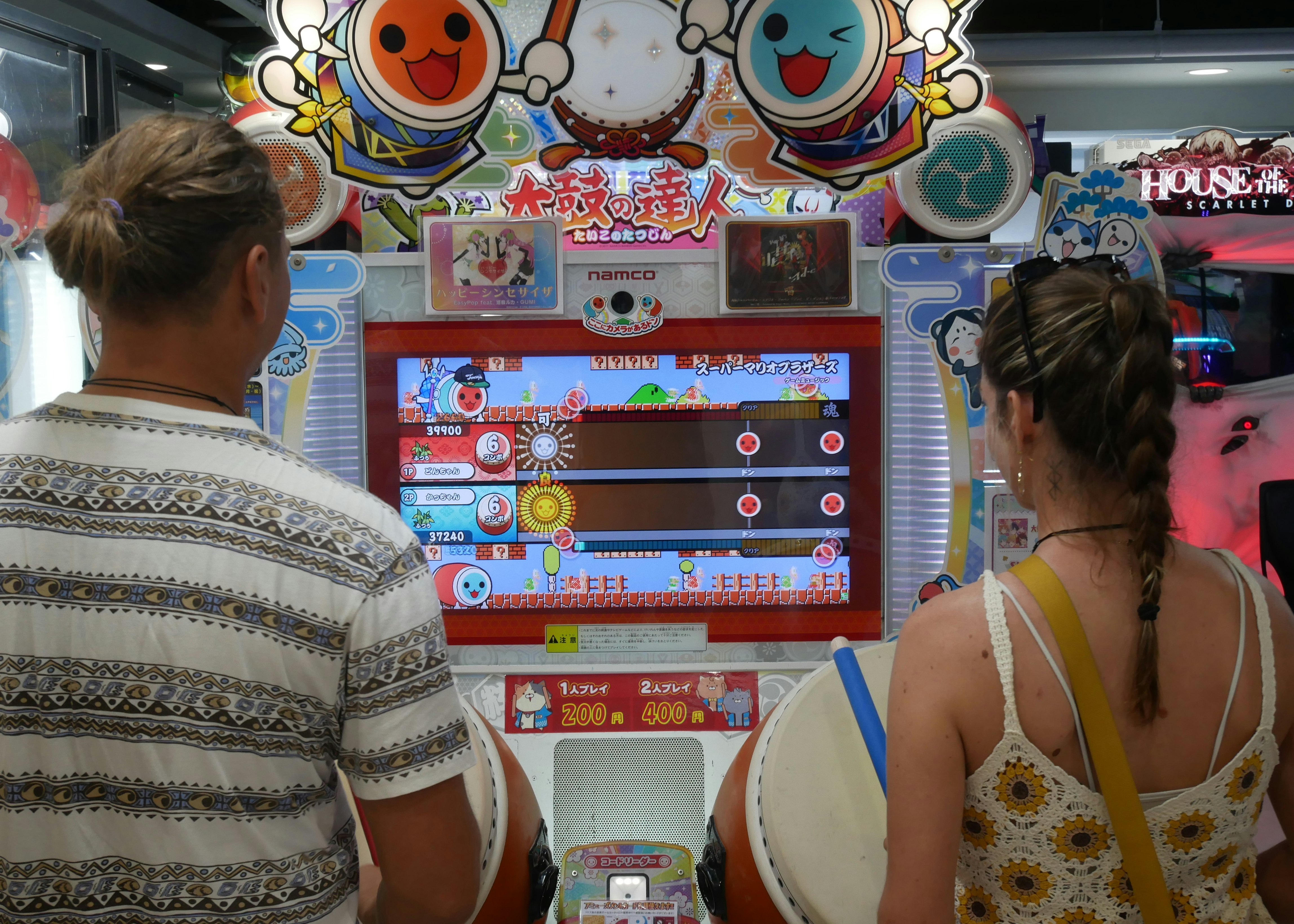 L'un de mes jeux d'arcade favoris : Taiko no tatsujin ! Sur de grosses manettes en forme de Taiko, les tambours traditionnels japonais, on doit taper en rythme et faire le meilleur score 