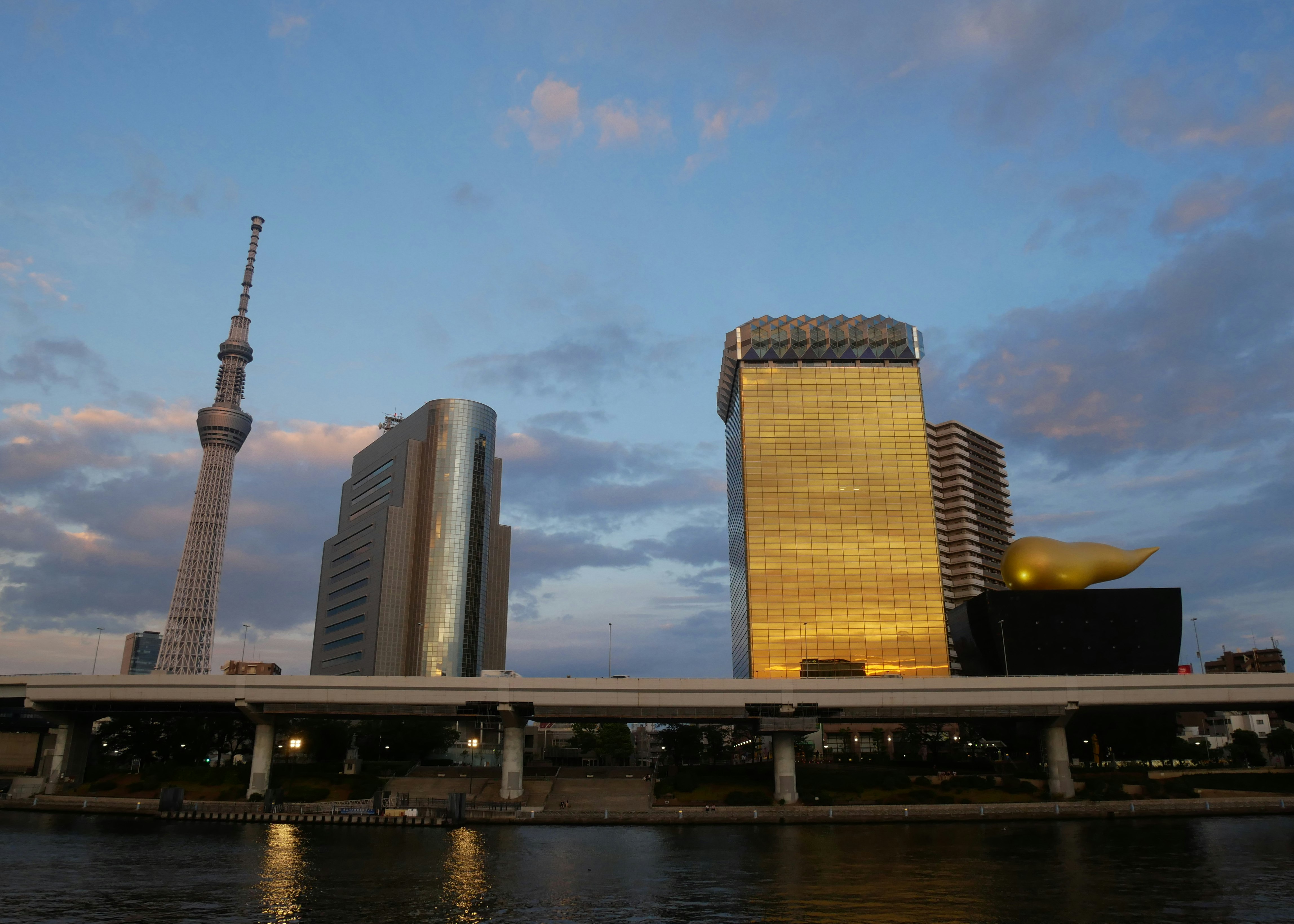 Le combo Tokyo Skytree et la "Golden Flame", qui ressemble plutôt à un étron doré... Et c'est pas moi qui le dit, c'est son nom usuel ! Et fun fact : ça a été designé par un architecte français : Philippe Starck. Donc cocorico !!! (source : https://www.asakusastation.com/asahi-beer-tower-asahi-beer-hall-asahi-annex-and-the-asahi-flame/)