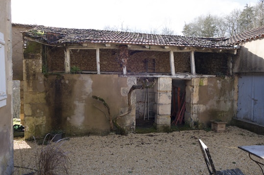 Avant travaux : la salle de bain, porte de droite