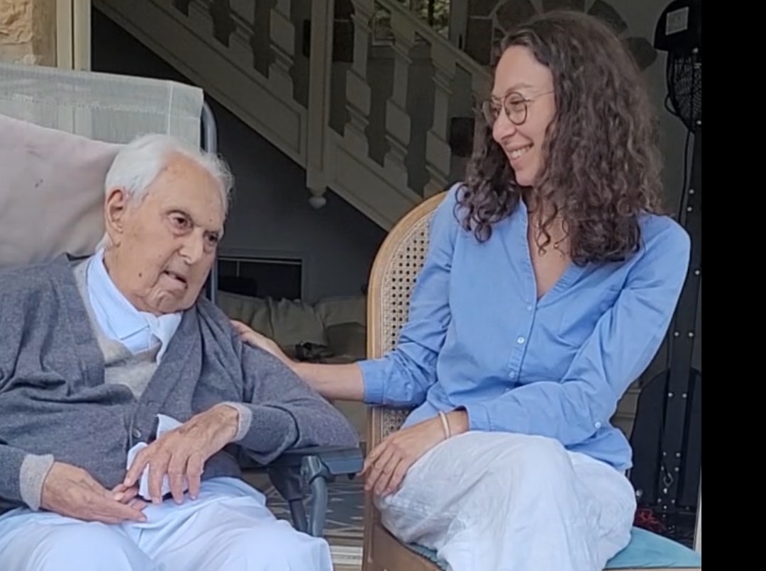 Mon père entrain d'écouter mon discours, photo extraite d'une video prise sur téléphone