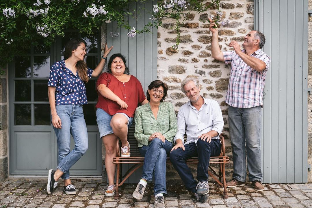 Caroline Causse cheffe de la ferme auberge, Marie de Ségogne, responsable de la maison d’hôtes, Hélène et Jérôme de Ségogne, et Hervé, maraicher. Photo : Anne-Claire Héraud