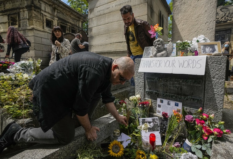 Tombe de Jim Morrison au Père-Lachaise, toujours fleurie cinquante ans plus tard. (Crédit photo : Michel Euler, AP) 