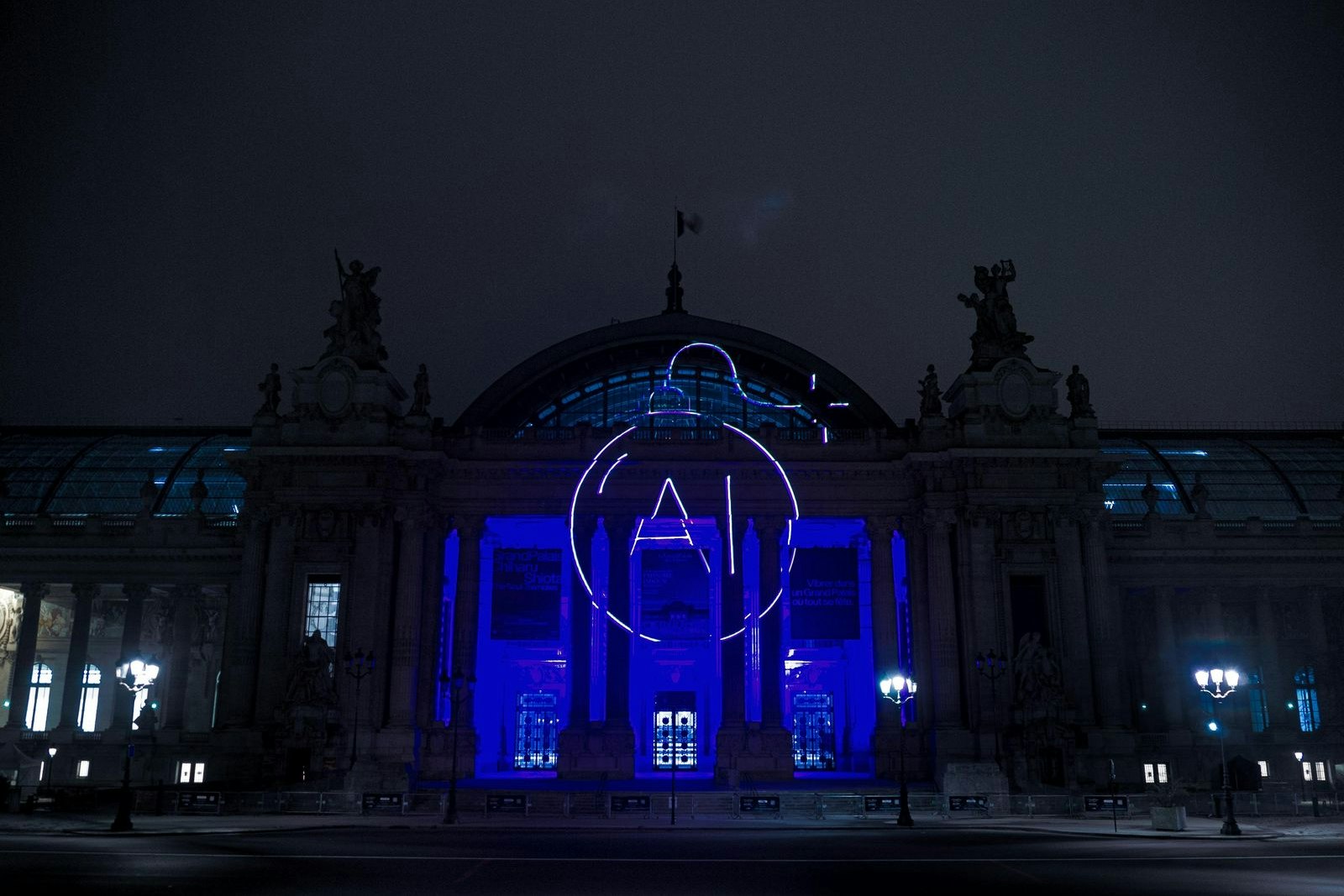 L'oeuvre de Joanie Lermercier et des membres d'ATR projeté sur le Grand Palais dans la nuit du 27 janvier 2025